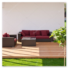 Lounge-Bereich auf Holzdeck mit stimmungsvoller Beleuchtung