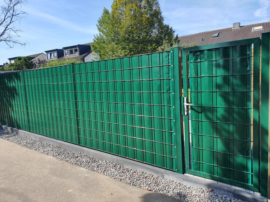 Moderner Aluminiumzaun mit klaren Linien