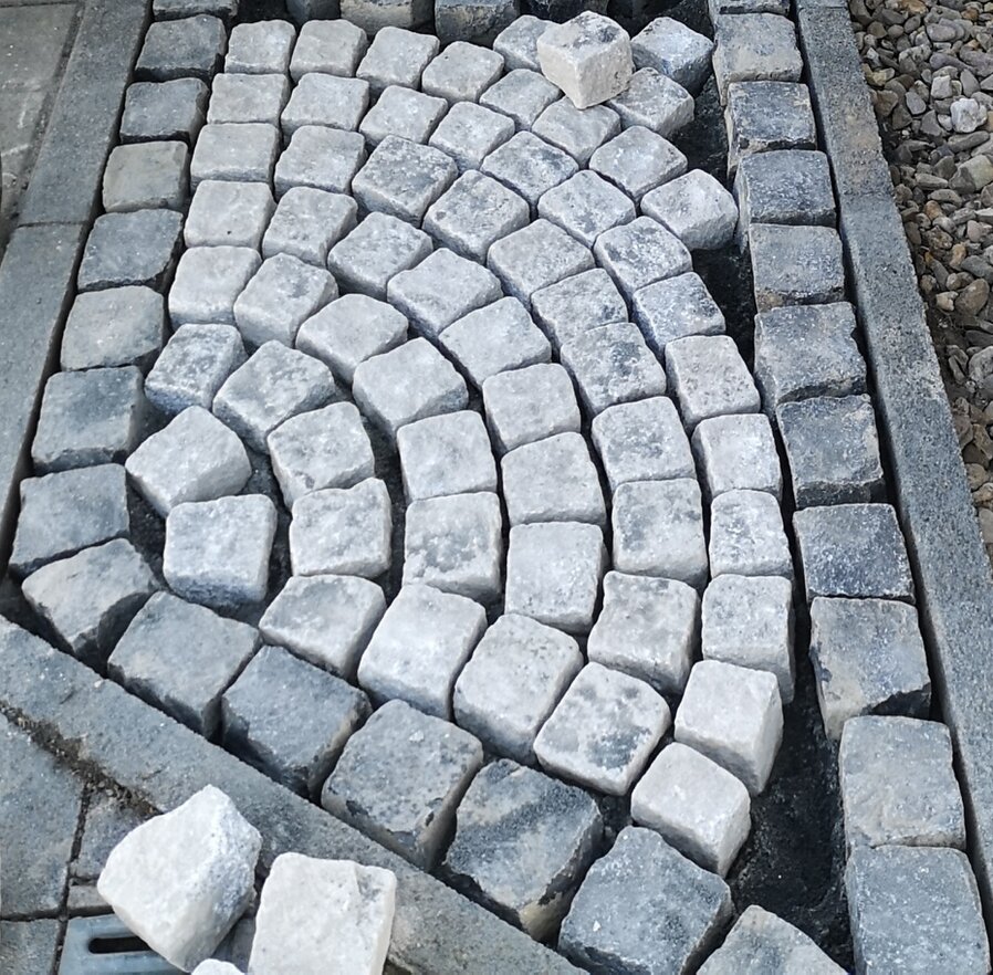 Natursteinpflaster in Einfahrt mit Granitsteinen