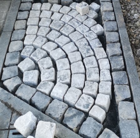 Detailaufnahme Natursteinverlegung mit präzisen Fugen