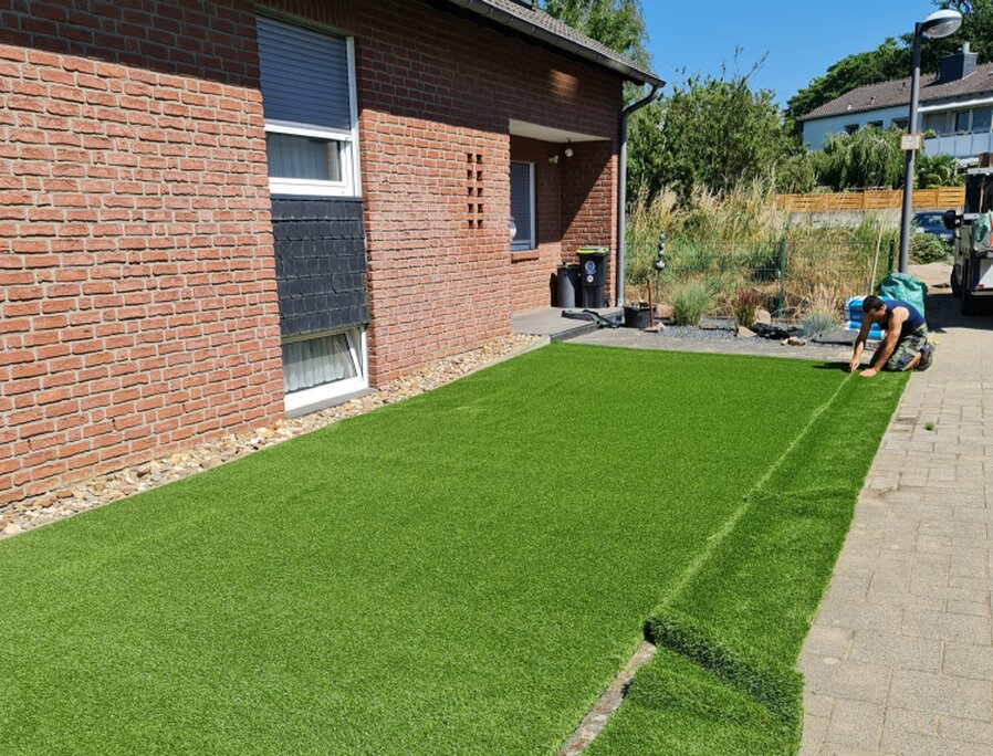 Kunstrasenfläche im Garten