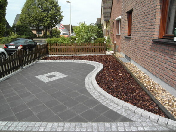 Trockenmauer aus Naturstein im Garten