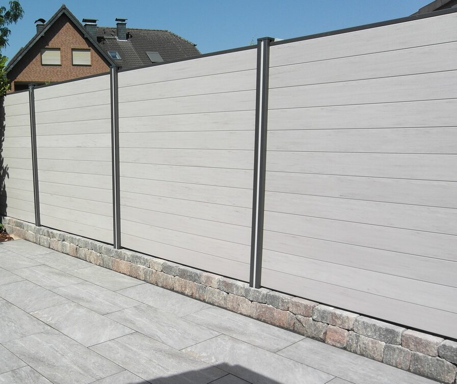 WPC-Sichtschutzwand in Terrasse