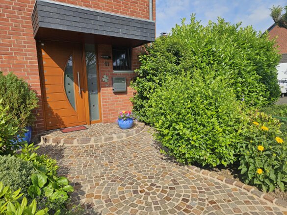 Naturstein-Blockstufen im Garten