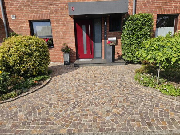 Gartenweg mit Natursteinpflaster