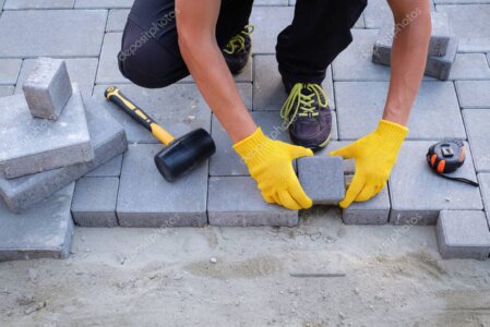 Schematische Darstellung des Terrassenaufbaus mit Schichten und Drainage