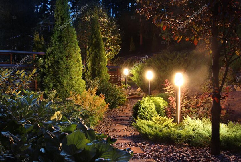 Gartenweg mit Beleuchtung