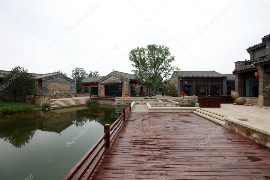Moderner Garten mit flachem Wasserbecken und ruhiger Oberfläche